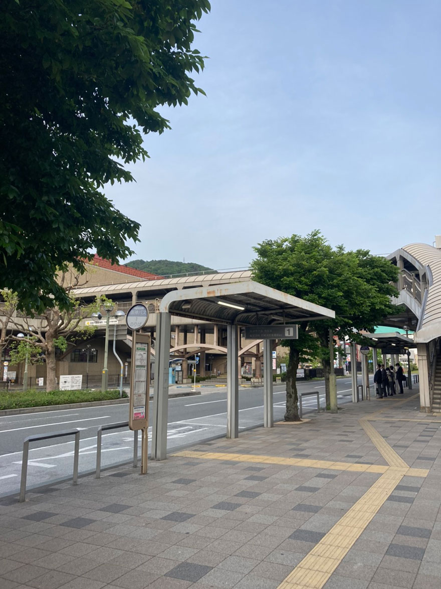 阪急、JR宝塚駅前のバス停より阪神バスならどの行き先でも停まります。阪急バスなら「大阪空港」「川西能勢口」行きにご乗車ください。