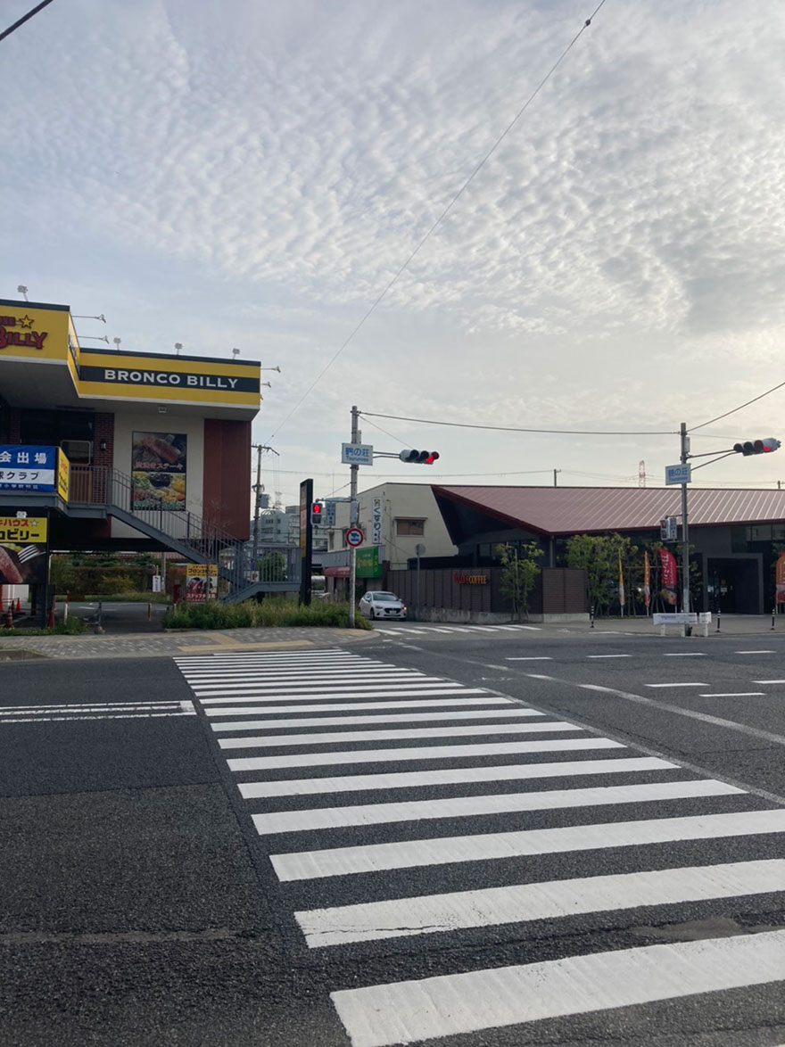 「タリーズ」「ブロンコビリー」の間を入ってください。